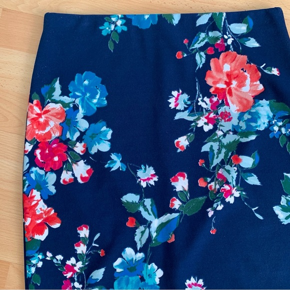 Beautiful Floral Midi Pencil Skirt Size Medium - Picture 5 of 8